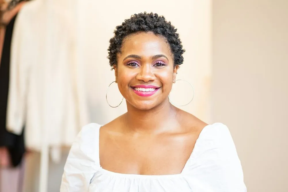 Beautiful black woman taking a good dating profile photo